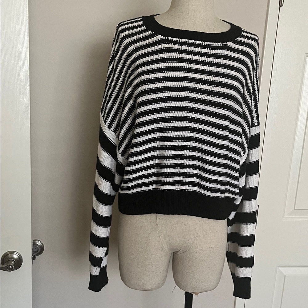 Forever 21 Black & White Striped Knit Sweater Long Sleeve